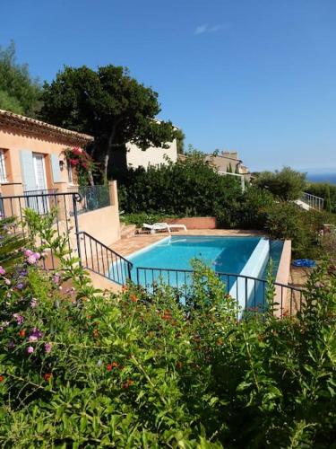 une piscine devant une maison dans l'établissement Villa Florentine Cavalaire 7 Pers CLIM WIFI BBQ, à Cavalaire-sur-Mer