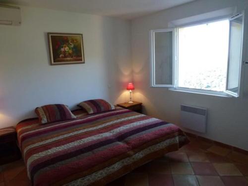 une chambre avec un lit avec une grande fenêtre dans l'établissement Villa Florentine Cavalaire 7 Pers CLIM WIFI BBQ, à Cavalaire-sur-Mer