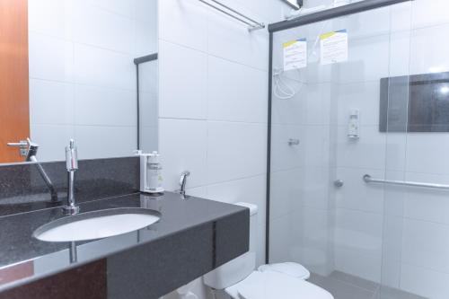 Bilik mandi di Hotel Equinocios Essential