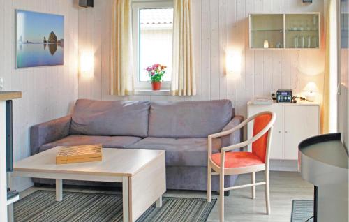 ein Wohnzimmer mit einer Couch und einem Tisch in der Unterkunft Freibeuterweg 18 - Dorf 5 in Travemünde
