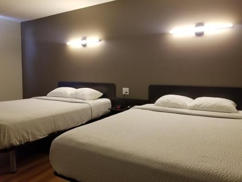 Postel nebo postele na pokoji v ubytování Joys Inn Innisfail, AB