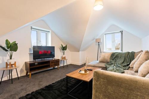 a living room with a couch and a tv at Modern & cosy 2BR apartment w Balcony & Netflix in Oxford