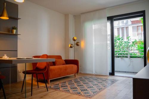 un salon avec un canapé et une table dans l'établissement N-149 Luxury Apartments, à Bari