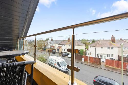 a view of a street from a balcony at Modern & cosy 2BR apartment w Balcony & Netflix in Oxford