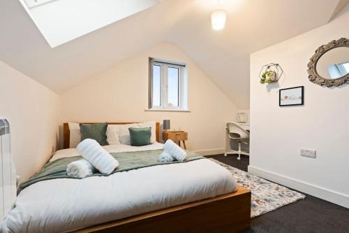 a bedroom with a large bed in a attic at Modern & cosy 2BR apartment w Balcony & Netflix in Oxford