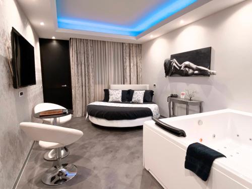 a bedroom with a bed and a bathtub and a bath tub at Hotel Motel Visconteo in Binasco