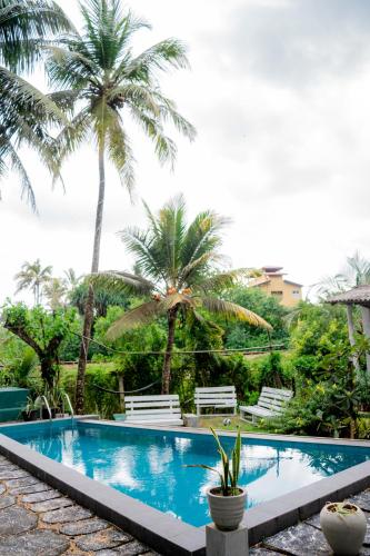 Kolam renang di atau dekat dengan Asanka Surf House & Resturant