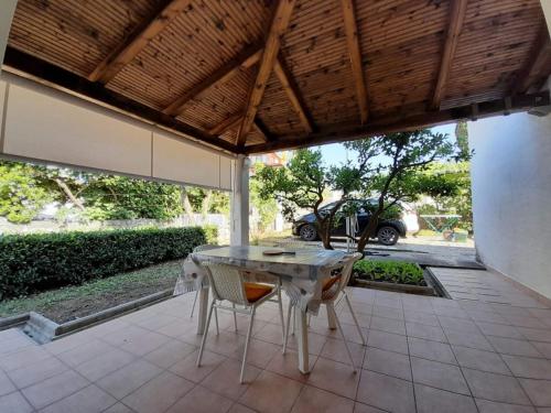 Lovely Apartment close to the Jezevac Beach