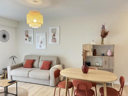 un salon avec un canapé et une table dans l'établissement L'Evasion, à Calais