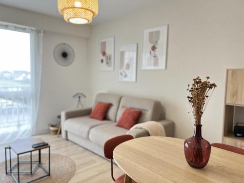 un salon avec une table et un canapé dans l'établissement L'Evasion, à Calais