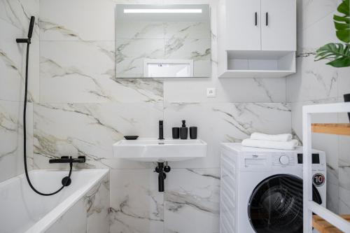 Ένα μπάνιο στο New Cozy Apartment in Heart of Bratislava FREE GARAGE PARKING