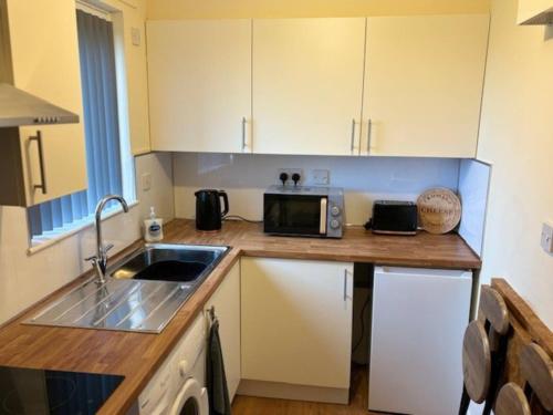 Η κουζίνα ή μικρή κουζίνα στο Modern apartment in Stenhousemuir