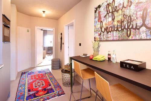 a room with a table with chairs and a painting on the wall at XZLLENZ Küche Bad S-Bahn Parken Smart-TV Wellbeing in Neunkirchen am Sand