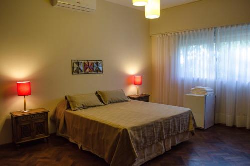 a bedroom with a bed and two lamps on tables at Quebrada Mansa in Nono