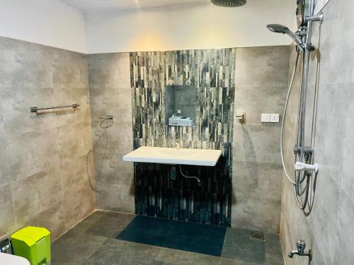 Ένα μπάνιο στο Treat Villa with AC - Tangalle