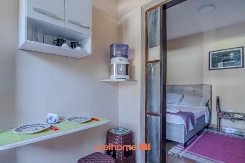 a small bedroom with a bed and a mirror at Casa em São Sebastião a 5 min da Praia in São Sebastião