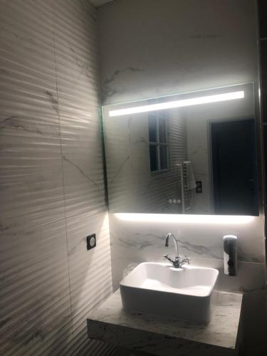 Ένα μπάνιο στο Domaine Clairfontaine Noyarey - Suites Junior