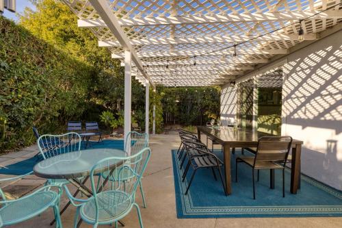 a patio with a table and chairs under a pergola at Goleta Getaway by AvantStay Private Backyard 1.5mi to the Beach in Santa Barbara