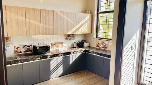 Η κουζίνα ή μικρή κουζίνα στο suraj villa