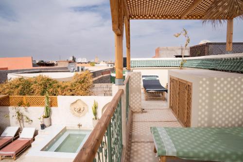Un balcón o terraza en Riad Eden Dorient