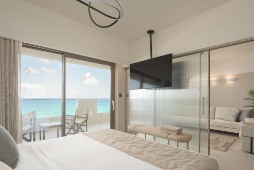 sypialnia z łóżkiem i widokiem na ocean w obiekcie Creta Star Hotel - Adults Only w mieście Skaleta
