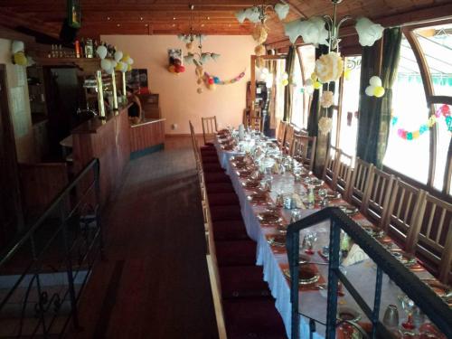 Un restaurante o sitio para comer en Legányi Apartmanház