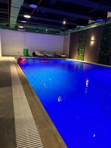 Hồ bơi trong/gần شقة راقية بدخول ذاتي بالقرب البوليفارد