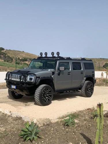 a gray jeep with birds sitting on top of it at Villa del Poeta in Montallegro