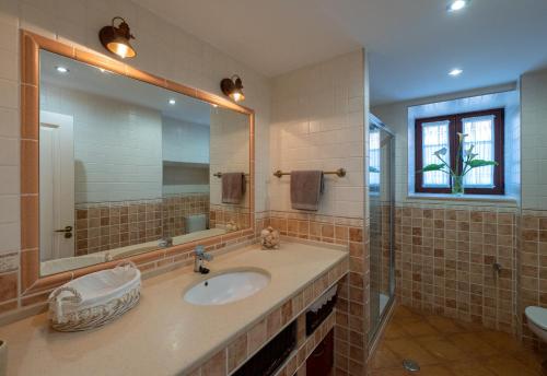 a bathroom with a sink and a mirror at Casa Balteira da Terra, Cedeira in Cedeira