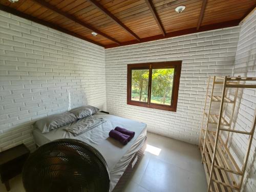 En eller flere senge i et værelse på Casa Praia Do Rosa