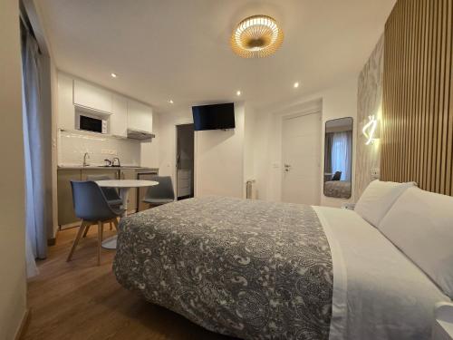 Una habitación de hotel con una cama y una cocina. en Hostal Comercial, en Madrid