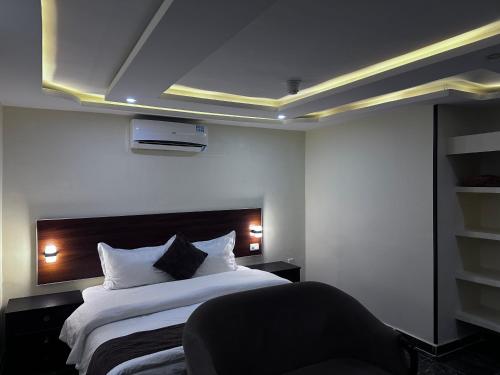 Una cama o camas en una habitación de TAJ Hotel