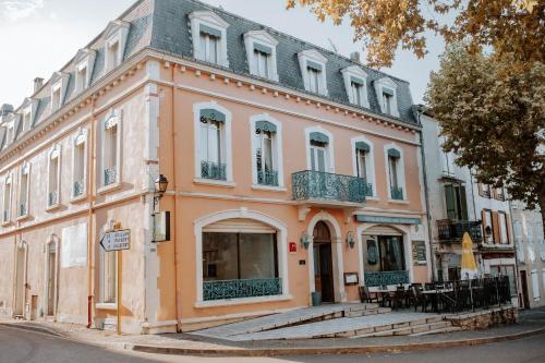 an orange building on the corner of a street at Hôtel De France in Chalabre