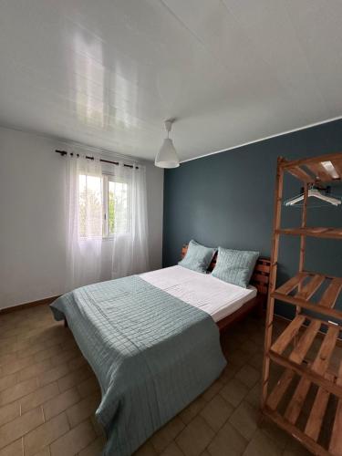ル・タンポンにあるVilla A-Bleuのベッドルーム1室(ベッド1台、木製のはしご付)