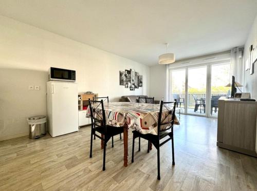 Kuchyň nebo kuchyňský kout v ubytování Agréable appartement au centre de La Teste