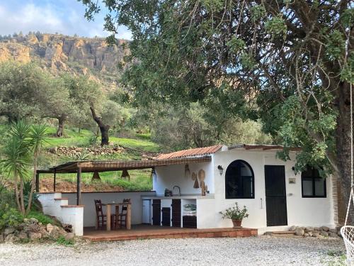 a house with a view of the mountains at Casa del Sueño in Alora