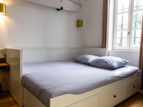 un lit avec deux oreillers dessus dans une chambre dans l'établissement Dolce - Petite maison basque rénovée, à Biarritz