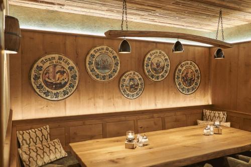 a dining room with plates on the wall at Wellness- und Bierhotel Adam Bräu in Bodenmais