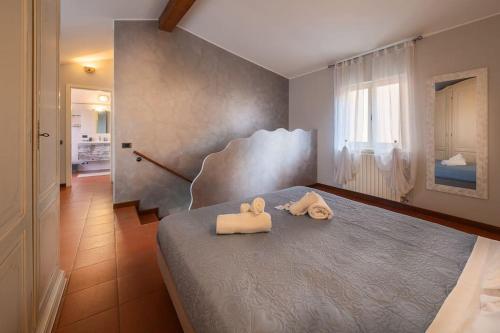 a bedroom with two towels on a bed at Oasi in centro Bergamo - terrazza privata in Bergamo