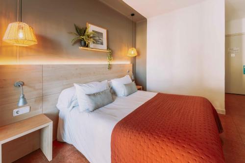 Una cama o camas en una habitación de Hotel Bell Repos