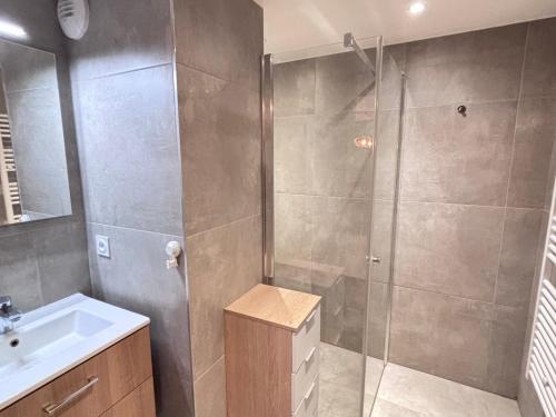 une salle de bain avec douche et lavabo dans l'établissement Les Gets: Appartement 2 ch. avec terrasse et WIFI, proche centre et pistes - FR-1-623-309, aux Gets