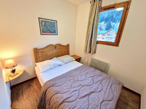 une petite chambre avec un lit et une fenêtre dans l'établissement Valfréjus Apt 6/8 pers, 2 SDB, Balcon, Cœur Station - FR-1-265-216, à Valfréjus