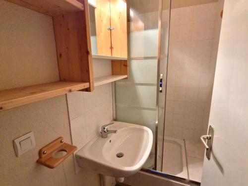 une petite salle de bain avec un lavabo et une douche dans l'établissement Valfréjus Apt 6/8 pers, 2 SDB, Balcon, Cœur Station - FR-1-265-216, à Valfréjus