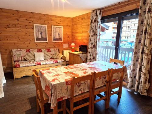 une salle à manger avec une table et un canapé dans l'établissement 2 Pièces+Cabine, 6-8 Pers, 42m², Coeur Station, Près Pistes, TV, DVD - FR-1-265-220, à Valfréjus