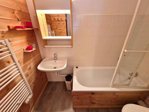 une petite salle de bain avec une baignoire et un lavabo dans l'établissement 2 Pièces+Cabine, 6-8 Pers, 42m², Coeur Station, Près Pistes, TV, DVD - FR-1-265-220, à Valfréjus