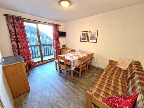 un salon avec une table et une salle à manger dans l'établissement Charmant 2 pièces + cabine, 4/6 pers, au cœur de Modane, 32m², proche pistes et commerces - FR-1-265-250, à Valfréjus