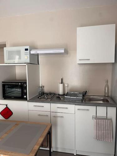 Photo de la galerie de l'établissement Appart chez hôte 40m2 type 2 avec jardin bbq, à Six-Fours-les-Plages