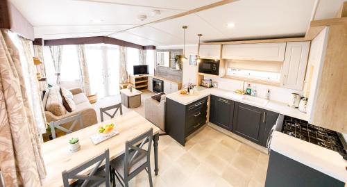an open kitchen and living room in a tiny house at 2Bed Whitley Bay Home - Free Parking, Close to beach & St Mary's Lighthouse in Whitley Bay