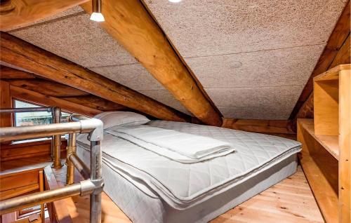 Ένα ή περισσότερα κρεβάτια σε δωμάτιο στο 2 Bedroom Awesome Home In Kibæk