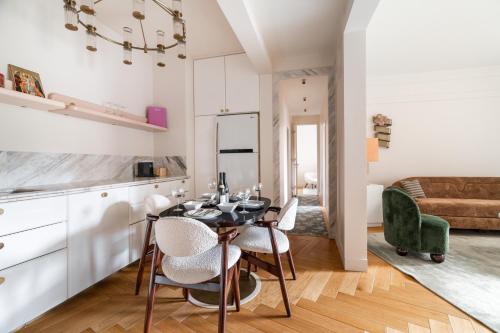 une cuisine et une salle à manger avec une table et des chaises dans l'établissement Luxury apartment on Canal Saint Martin, à Paris